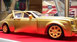 Golden Rolls-Royce Phantom model shown on gold exhibition in China