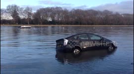 Car stuck in High Tide at Putney Embankment
