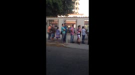 Thousands of Venezuelans queue at banks to exchange 100-bolivar note