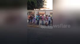 Thousands of Venezuelans queue at banks to exchange 100-bolivar note