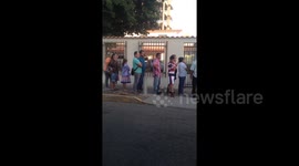 Newsflare Edit - Thousands of Venezuelans queue at banks to exchange 100-bolivar note