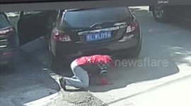 百色:视觉盲区玩耍 女孩被卷车底