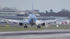 Skillful pilot lands aircraft at Gatwick Airport in strong crosswinds