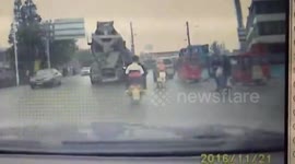 河南新乡:骑电瓶车女子遭罐车刮倒 险遭碾压