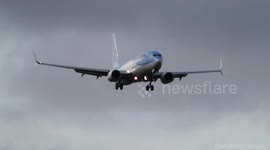 Skillful pilot lands aircraft at Gatwick Airport in strong crosswinds