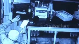 西安一小偷用菜刀撬开收银机 夜盗多家店铺