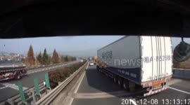 济广高速抚州金溪路段:被人超车怀恨在心 变道逼停引发事故