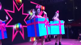 美女圣诞送礼 舞姿好美