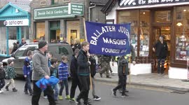 Kylie Minogue seen watching parade through Ballater, Scotland (Raw clip)