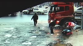 Two girls survive truck crash without severe injuries in China