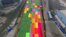 100 colorful quilts form 'rainbow road' in Jinan,China