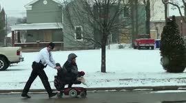 Policeman helps disabled man after his wheelchair got stuck in the snow