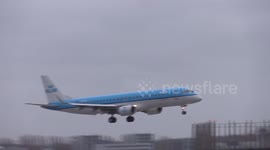 Tricky landings in wind at Amsterdam