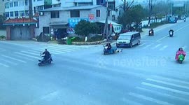 Toddler left at intersection reunited with mother in east China
