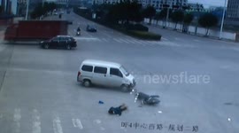 Motorcyclist amazingly survives car crash as he runs the red light in E China