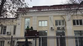 Removing snow from a roof in Moscow, the Russian way