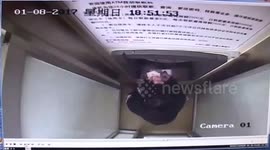 女子取钱被劫持 好心人帮忙抓歹徒