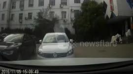 山东烟台 熊孩子们车顶玩耍