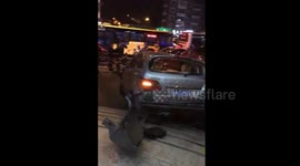 杭州街头5辆豪车连环怼 宝马奔驰全撞毁