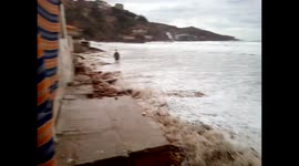 Un jeune homme échappe à des vagues de la mer