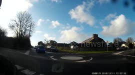Driver overshoots right exit on roundabout