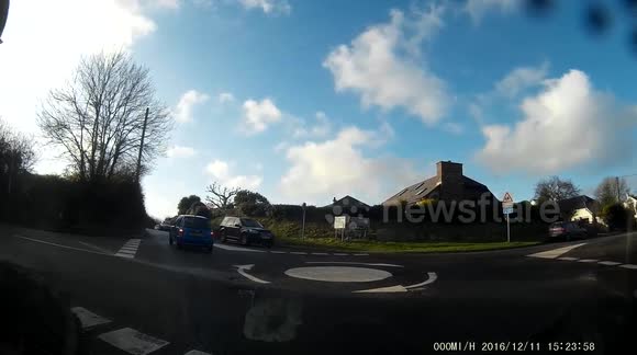 Driver overshoots right exit on roundabout