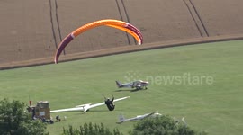 Para glider jumps off Dunstable Downs