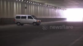 牛 面包车漂移之后后挡玻璃磕掉照样开