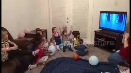 Little kids sing Let It Go with Elsa!