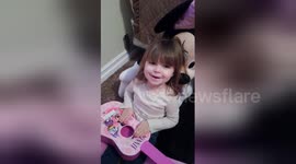 Newsflare Edit - 2 year old sings You Are My Sunshine for daddy