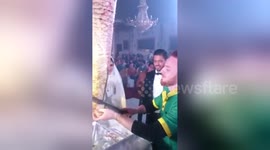 Newsflare Edit - Bride and groom replaced the combined cake with Shawarma in their wedding