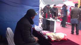 鸡年鸡趣:七旬面艺达人手捏七彩鸡50载
