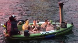 Newsflare Edit - Lads enjoy sub-zero floating champagne jacuzzi
