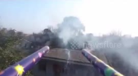 宜春:劲爆!牛人无人机捆绑爆竹对射