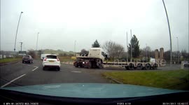 Lorry driver loses control on roundabout in Leeds, UK