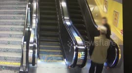 男子攀爬地铁扶梯 很危险!