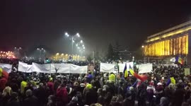 Tens of thousands of protesters in front of Romanian Govt Building