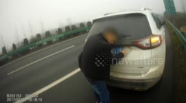 湖北钟祥:变造号牌太专心 交警来了都没察觉