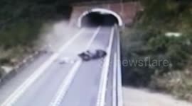 Driver miraculously survives car crash on motorway in China