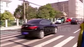 市民大力金刚脚逼停失控车辆 “伸脚哥”窜红网络