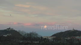 Moonset at sunrise in full Donostia-Puesta de luna llena al amanecer en Donostia