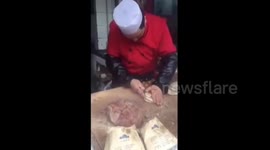 操作熟练的卖肉夹馍师傅