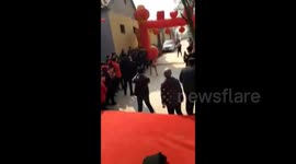 河北邯郸：婚礼即兴表演 空翻时把摄像师机器打掉了！