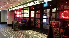 Cinema makes Fun of The La La Land Mix Up