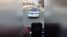 Newsflare Edit - 实拍：轿车蛇形行走，故意逼停公交