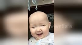 Baby changes emotions with songs sung by mother