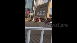 无锡：女子强穿马路，志愿者“熊抱”送回