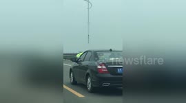 Newsflare Edit - 山西芮城 男子驾黑出租疯狂冲卡 高速上车顶交警狂奔三公里