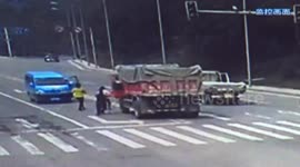 Good samaritan picks up bank notes from road to return them to owner