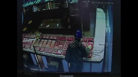 猖狂劫匪闹市抢金店 金银首饰被洗劫一空 涉案金额高达150万